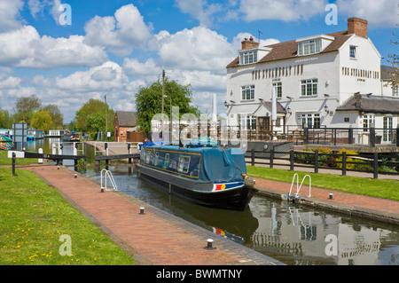 Schmale Boot kommen durch die Schleuse bei Trent Lock, Sawley in der Nähe von Long Eaton, Derbyshire, England, GB, UK, EU, Europa Stockfoto