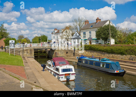 Schmalen Boot und Motorboot bei Trent Lock, Sawley in der Nähe von Long Eaton, Derbyshire, England, GB, UK, EU, Europa Stockfoto