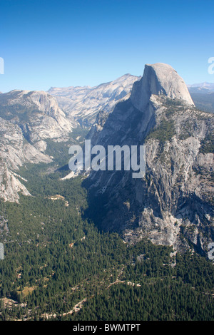 Half Dome und Yosemite Valley betrachtet vom Glacier Point mit strahlend blauem Himmel Stockfoto