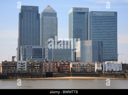 Die Türme in Canary Wharf Zwerg der älteren Wohnimmobilien am Themse-Ufer Stockfoto