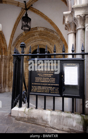 Eingang zum The Temple Church im Bereich Middle Temple, direkt an der Londoner Fleet Street. Stockfoto