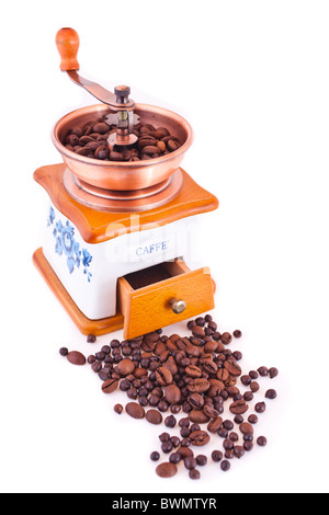 Kaffeemühle und Kaffeebohnen isoliert auf weißem Hintergrund. Stockfoto