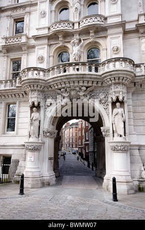 Der Südeingang zum Tempel, durch Middle Temple Lane aus Londons Damm Stockfoto