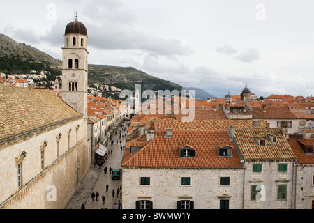 Blick auf die Stradum und das Dominikanerkloster Glockenturm in Altstadt von Dubrovnik, Kroatien Stockfoto