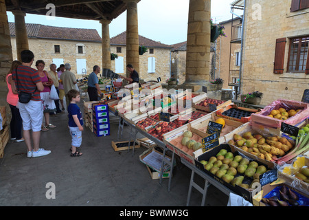 Englischen Touristen Einkaufen in der Markthalle in Villefranche-du-Perigord in Südfrankreich Stockfoto