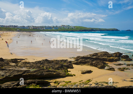 Urlauber und Surfer am Fistral Strand Newquay, Cornwall, England, GB, UK, EU, Europa Stockfoto