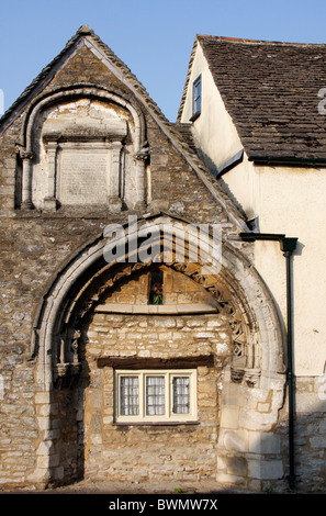 Torbogen in eine alte Armenhaus in der Ecke des St Johns Straße und der Hauptstraße in Malmesbury Stockfoto