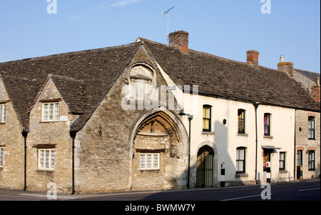 Alten Armenhaus und Ferienhäuser an der Ecke von St. Johns Straße und der Hauptstraße in Malmesbury Stockfoto