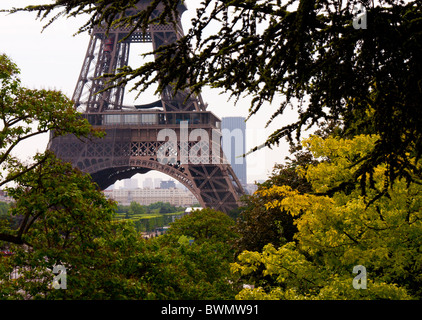 Teil der Eiffelturm Tour gesehen vom Jardin du Trocadéro Stockfoto