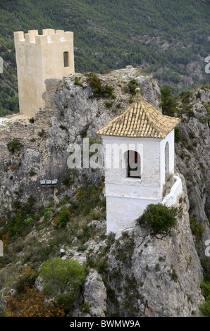 Europa, Spanien, Valencia, Provinz Alicante, Guadalest. Blick auf die historischen Ruinen von Saint Joseph Castle & Glockenturm. Stockfoto