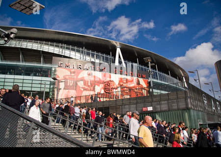 Fans im Emirates Stadium - Heimstadion des FC Arsenal verlassen Stockfoto
