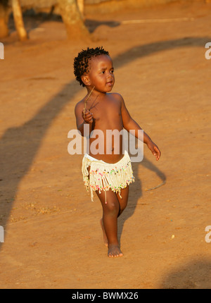 Zulu Mädchen Shakaland Zulu-Dorf, Nkwalini Tal, Kwazulu Natal, Südafrika. Stockfoto