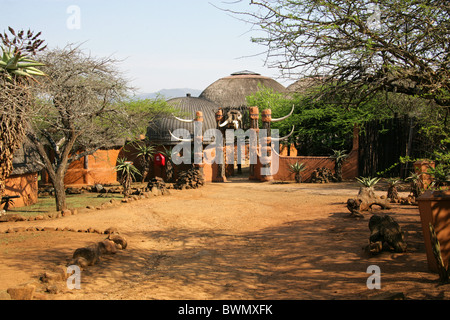 Der Eingang zum Shakaland Zulu Dorf, Nkwalini Tal, Kwazulu Natal, Südafrika. Stockfoto