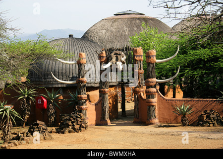 Der Eingang zum Shakaland Zulu Dorf, Nkwalini Tal, Kwazulu Natal, Südafrika. Stockfoto