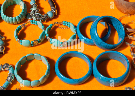 Bunte blaue Armbänder für den Verkauf in einem Markt, Baisha, Provinz Yunnan, China Stockfoto