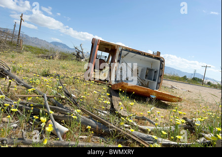 Aufgegeben, Rost Kühlschrank, Kühlschrank auf dem Gelände eines verlassenen Hauses in Kelso, Kalifornien, USA. Stockfoto