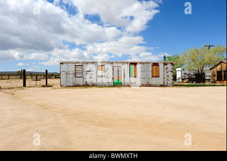 A mit Brettern vernagelt Wohnung Shop/Schuppen gemacht aus einem Union Pacific Eisenbahn Wagen/Wagen/Container befindet sich in Cima, Kalifornien, USA. Stockfoto