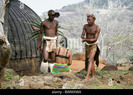 Junge Zulu Krieger umwerben eine Zulu Maiden, Shakaland Zulu-Dorf, Nkwalini Tal, Kwazulu Natal, Südafrika. Stockfoto