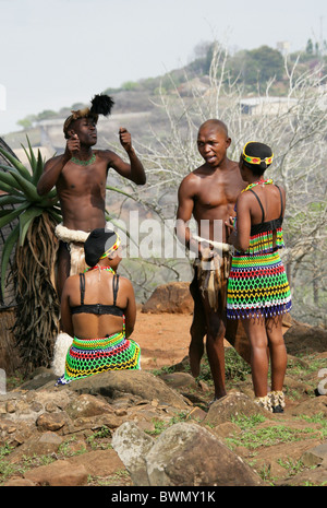 Junge Zulu Krieger umwerben eine Zulu Maiden, Shakaland Zulu-Dorf, Nkwalini Tal, Kwazulu Natal, Südafrika. Stockfoto