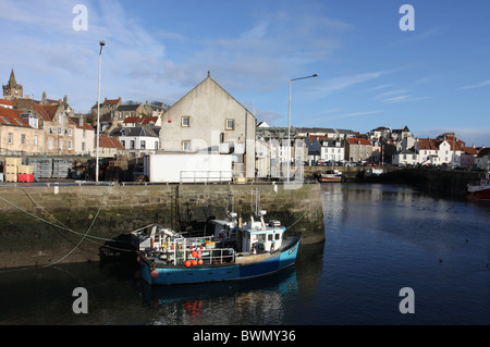 Pittenweem Hafen mit Fischerboot bei Ebbe Fife Schottland November 2010 Stockfoto