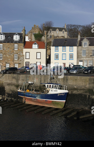 Pittenweem Hafen mit Fischerboot bei Ebbe Fife Schottland November 2010 Stockfoto