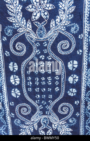 Bunten blauen und weißen binden gefärbten Tischdecke, Baisha, Yunnan Provinz, China Stockfoto