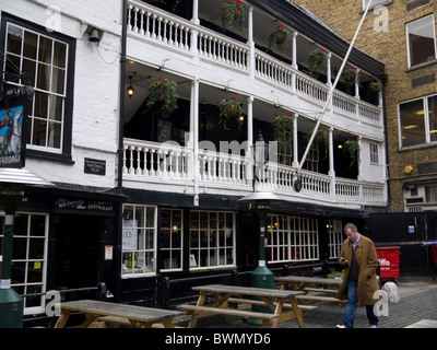 Der George Pub ist Londons nur galleried Poststation zu überleben. Der George Pub, Borough, London Stockfoto