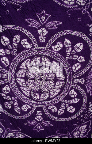 Bunte lila und weißen binden gefärbten Tischdecke, Baisha, Yunnan Provinz, China Stockfoto