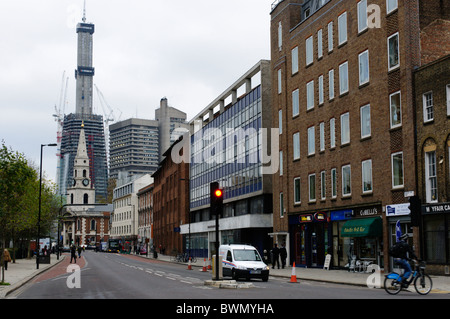 Bau der London Bridge Tower oder The Shard steigen hinter Str. Georges Kirche in Southwark, gesehen vom Borough High Street. Stockfoto