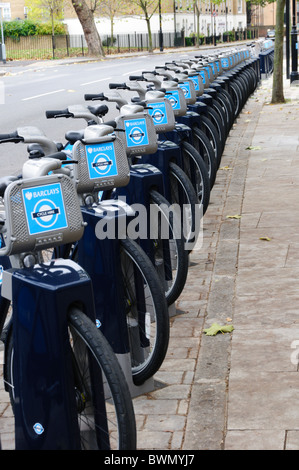 Eine Reihe von Boris Bikes zu mieten im Stadtteil im Süden von London Stockfoto