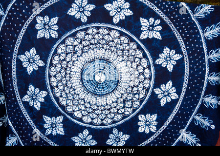 Bunten blauen und weißen binden gefärbten Tischdecke, Baisha, Yunnan Provinz, China Stockfoto