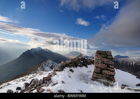 Gipfel Cairn auf Spidean Coire Nan Clach im Winter, Beinn Eighe, Torridon, Wester Ross, Schottisches Hochland Stockfoto