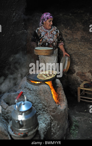 Marrakesch Marokko 2010 - traditionelle Berber Haus mit Frauen, die Zubereitung von Tee und Brot im Ourika Tal auf das Atlas-Gebirge Stockfoto