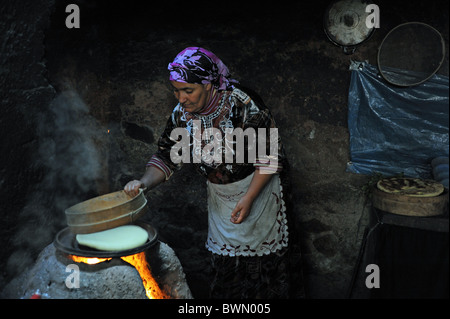 Marrakesch Marokko 2010 - traditionelle Berber Haus mit Frauen, die Zubereitung von Tee und Brot im Ourika Tal auf das Atlas-Gebirge Stockfoto