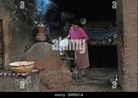 Marrakesch Marokko 2010 - traditionelle Berber Haus mit Frauen, die Zubereitung von Tee und Brot im Ourika Tal auf das Atlas-Gebirge Stockfoto