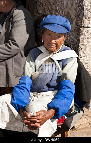 Naxi alte tragen Tracht, Baisha Dorf in der Nähe von Lijiang, Provinz Yunnan, China Stockfoto