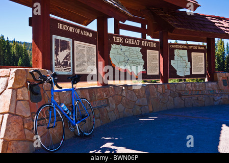 Kontinentale Wasserscheide Zeichen und Fahrrad auf Wolfe Creek Pass, Rio Grande National Forest, Colorado Stockfoto