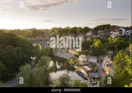 Einen herrlichen Blick auf den Sonnenuntergang über der sonnenbeschienenen Viadukt, Riverside Gebäude, Häuser & Reflexionen auf dem Fluss Nidd - Knaresborough, North Yorkshire, England, UK. Stockfoto