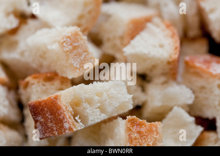 Gewürfelter, geröstetes Brot warten, Thanksgiving Füllung hinzugefügt werden soll. Selektive Schärfe. Stockfoto