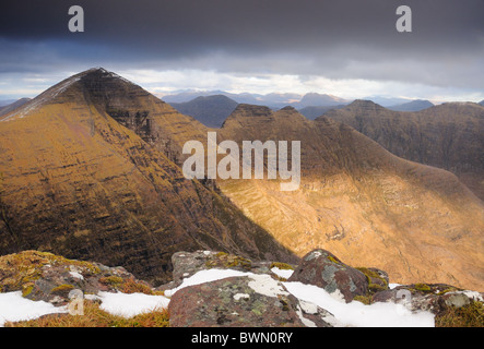 Beinn Alligin Ansicht. Auf der Suche nach Sgurr Mor und die Hörner des Alligin von Tom Na Gruagaich in Torridon, Wester Ross, Highlands Stockfoto