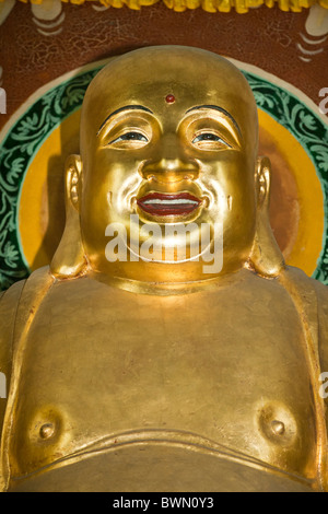 Lächelnd, goldenen Buddha, Wenshu Tempel, Chengdu, Provinz Sichuan, China Stockfoto