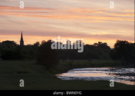 Fluß Wharfe bei Sonnenuntergang, von einer Biegung des Flusses in der Nähe von Burley in Wharfedale betrachtet. Stockfoto