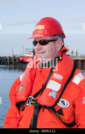 Ein Offshore-Arbeiter auf seinem Weg nach draußen zum Walney Offshore-Windpark tragen von Schutzkleidung, Barrow in Furness, Cumbria, UK. Stockfoto
