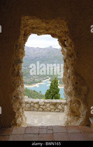 Europa, Spanien, Valencia, Provinz Alicante, Guadalest. Blick vom historischen Saint Joseph Burg Guadalest See. Stockfoto