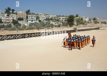 Schauspieler spielen römische Legionäre Soldaten in die Kriegstaktik, Jerash, Jordanien Stockfoto