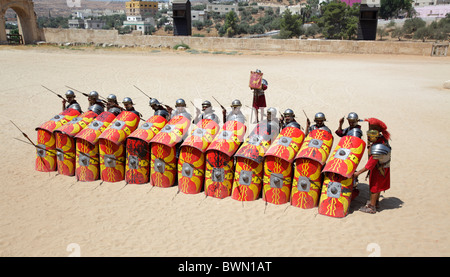 Schauspieler spielen römische Legionäre Soldaten in die Kriegstaktik, Jerash, Jordanien Stockfoto