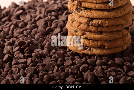 Makroaufnahme von chocolate Chip Cookies auf einen Haufen von Schokolade-chips Stockfoto