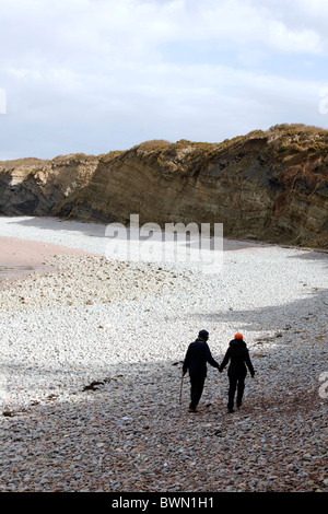 Paar gehen Hand in Hand am Lilstock Strand, die marine Kunststoff Protest-Anzeige am Lilstock Beach Hut zu besuchen. DAVID MANSELL Stockfoto