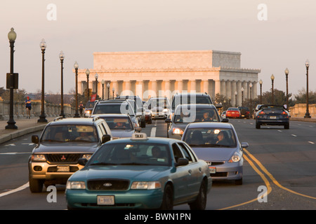 Am Abend Verkehr durchquert der Arlington Memorial Bridge von DC nach Arlington, VA mit dem Lincoln-Memorial im Hintergrund Stockfoto