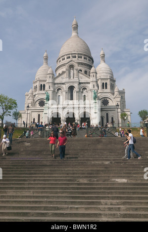 Touristen besuchen die Basilique du Sacré-Coeur in Montmartre, Paris, Frankreich Stockfoto